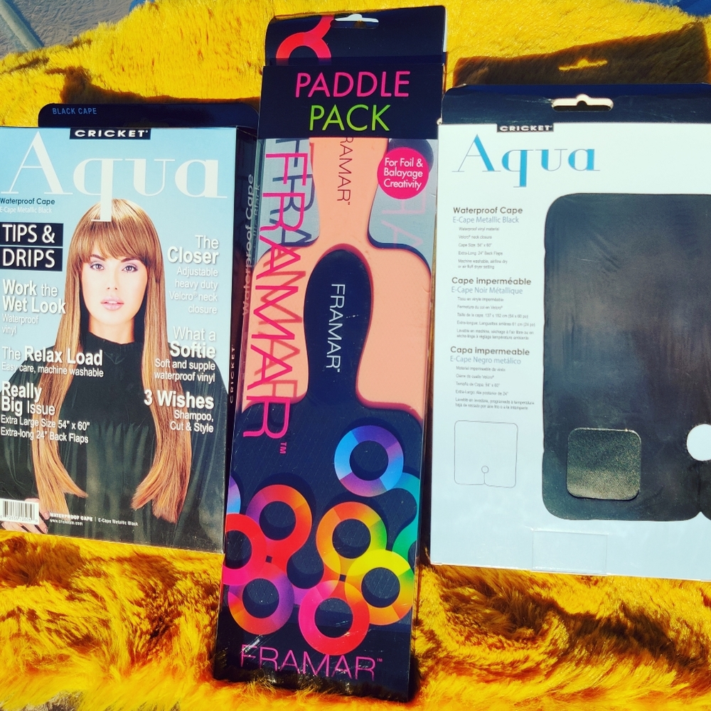 Professional hairdresser highlighting balayage paddles color capes *description